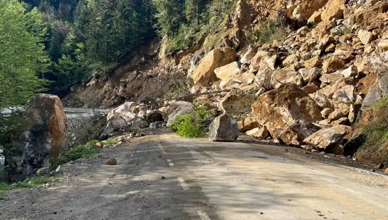 Giresun'da Meydana Gelen Heyelan Yol Ulaşımını Engelledi
