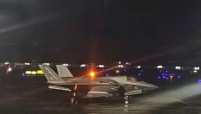 Hindistan'da Mahsur Kalan İngiliz Savaş Uçağı Nihayet Gökyüzüne Yükseldi