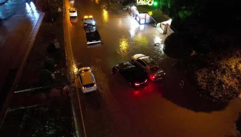 Adana’da Aniden Bastıran Sağanak Yağışın Ardından Cadde ve Yollar Sular Altında Kaldı