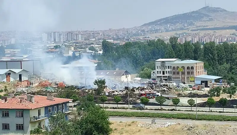 Otluk Alanda Başlayan Yangın, Depoyu Haritadan Sildi!