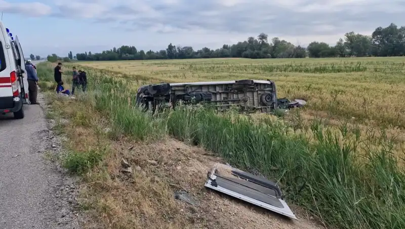 Düğünden Dönüş Yolu Facia ile Bitti: Minibüs Devrildi, Yaralılar Var!