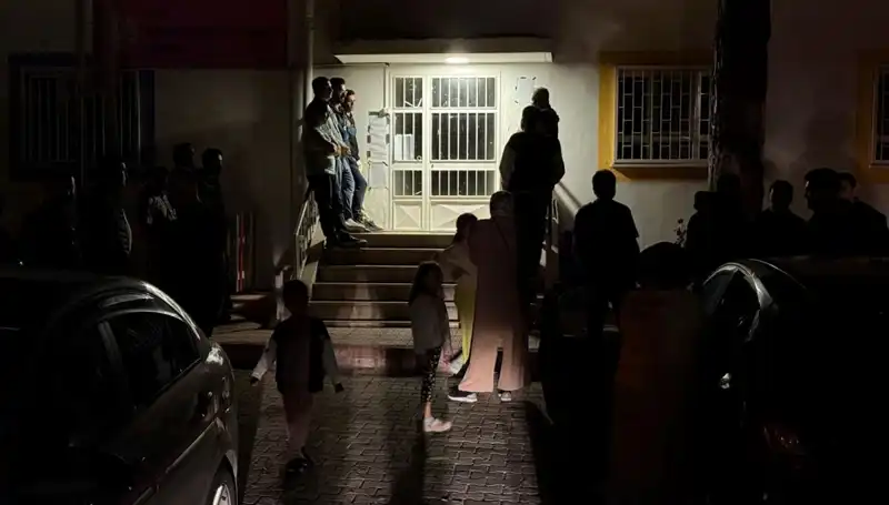 Anaokulu Kaydı İçin Gece Kuyruğuna Giren Velilerle Dolup Taşan Okul Girişleri