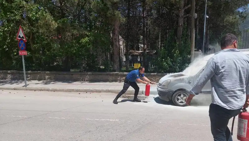 Emniyet Binası Önünde Alev Alan Araç, Polisin Hızlı Müdahalesi ile Kontrol Altına Alındı