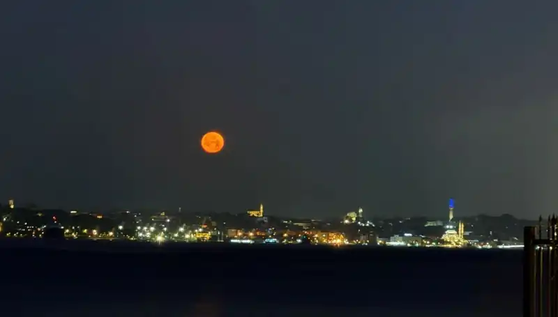 İstanbul'da Çilek Dolunayı: Göz Alıcı Manzaralar ve Büyüleyici Anlar
