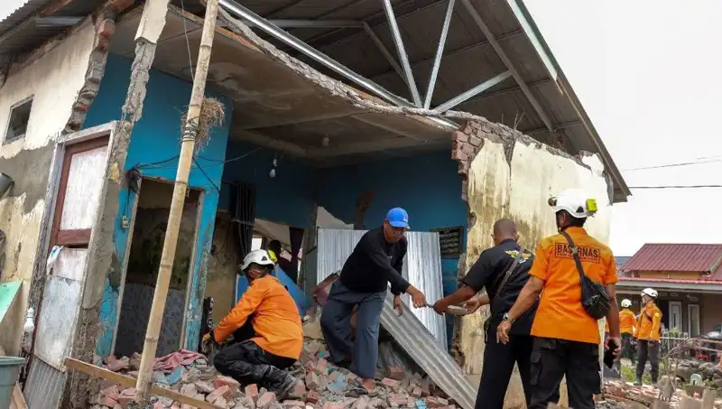 Endonezya'da 5.7 Büyüklüğünde Deprem: 8 Ev Çöktü, Panik Sardı