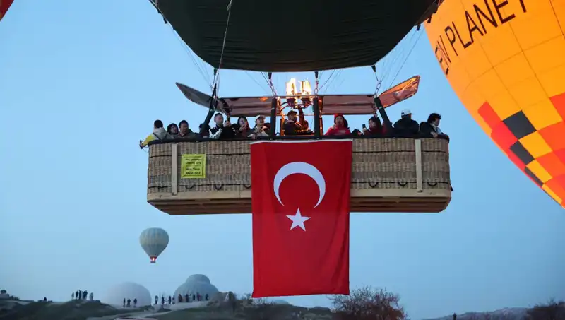 Kapadokya'da Balonlar Türk Bayrağıyla 23 Nisan Coşkusunu Havalandı