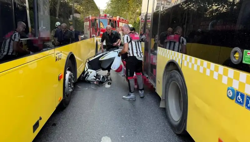 Motosiklet, İETT Otobüslerinin Arasındaki Tehlikeli Anlar
