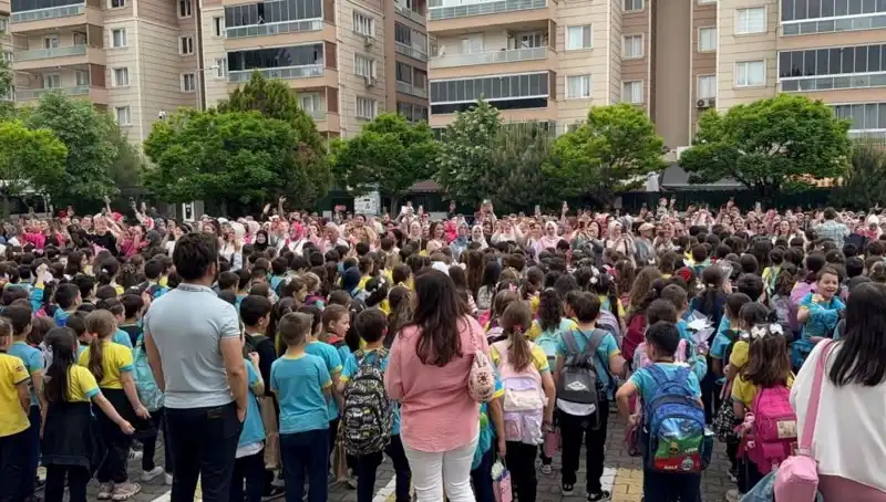 Öğrencilerden Annelerini Duygulandıran Sürpriz Anlam Dolu Anlar