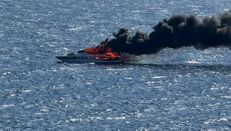 İzmir'de Motoryat Rüzgarından Yangın Çıktı: Kullanılamaz Hale Geldi