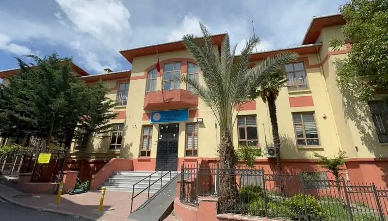 Depremde Hasar Gören 4 Okul Boşaltıldı: Veliler Ne Yapmalı?