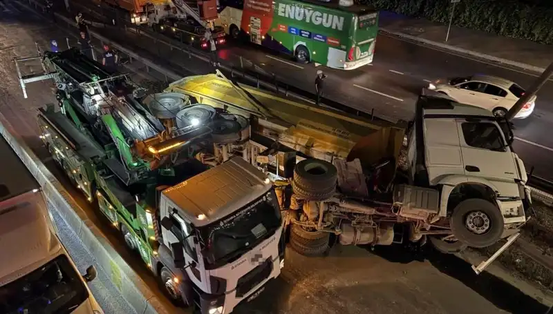 Moloz Yüklü Hafriyat Kamyonu Devrildi: Olayın Ayrıntıları