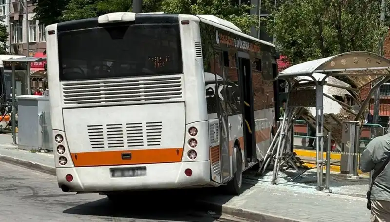 Belediye Otobüsü Tramvay Durağına Nasıl Daldı? Olayın Ayrıntıları Çok Şaşırtıcı!