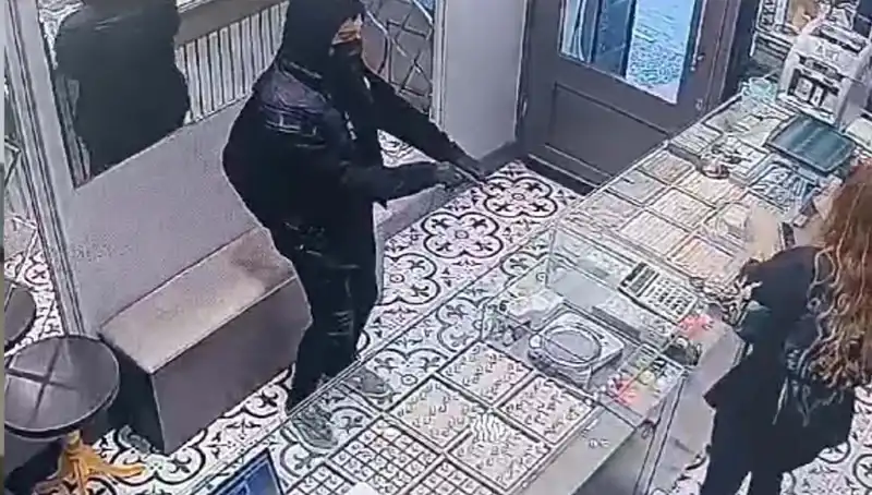 Soygun Girişimi Hüsranla Sonuçlandı: Dolaba Takılan Suçlular!