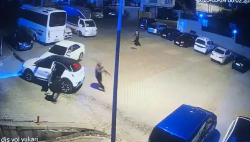 Kağıthane'de Kalaşnikovlu Saldırı: Maskeli Tabancılar Dehşet Saçtı