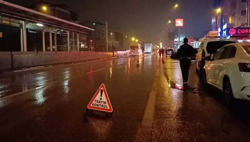 Bursa'da Kaza: Polise Kamyonet Çarpması Korkuttu