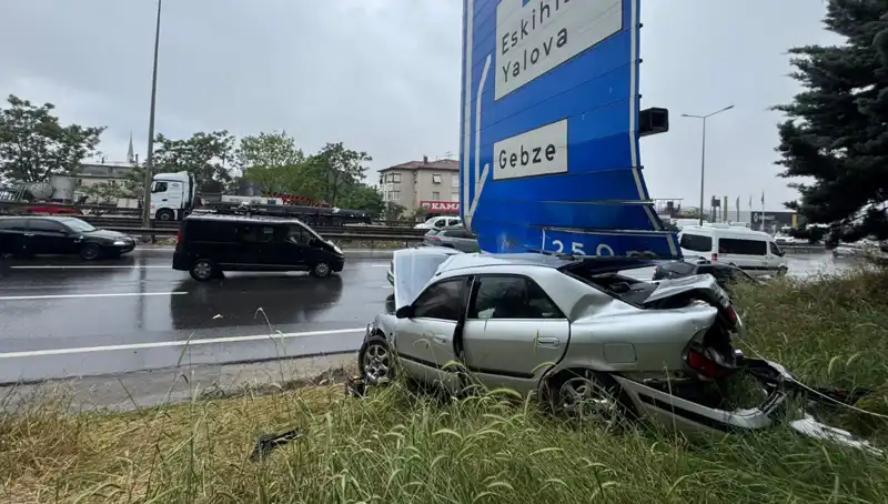 Trafik Levhasına Çarpan Aracın Sürücüsü Hastaneye Kaldırıldı