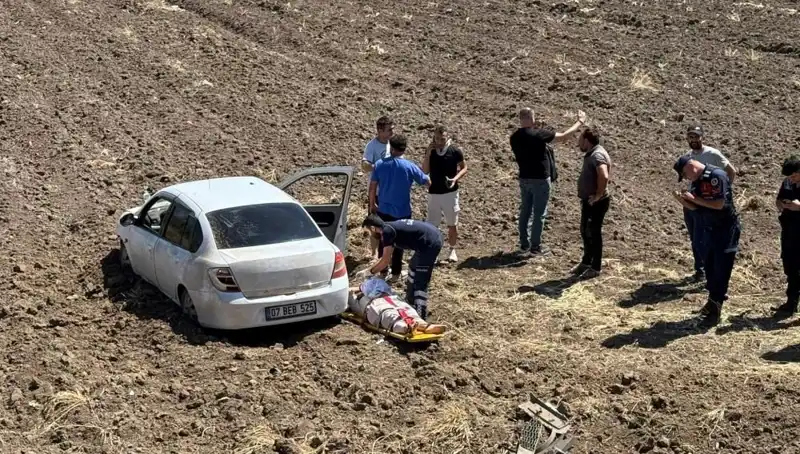 Osmaniye'de Otomobil Tarlaya Uçtu: Üç Kişi Yaralandı, Hayatlar Tehlikede
