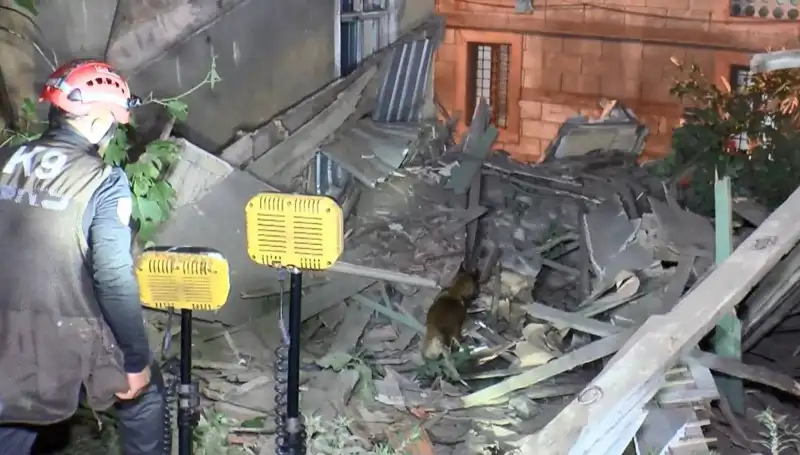 İstanbul'da Deprem Sonrası Çöken Bina, Hayatları Alt Üst Etti
