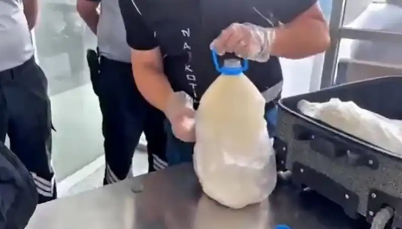 Havalimanında Şaşırtan Yakalama: Süt Şişesinde 12 Kilo 800 Gram Kaçak Madde!