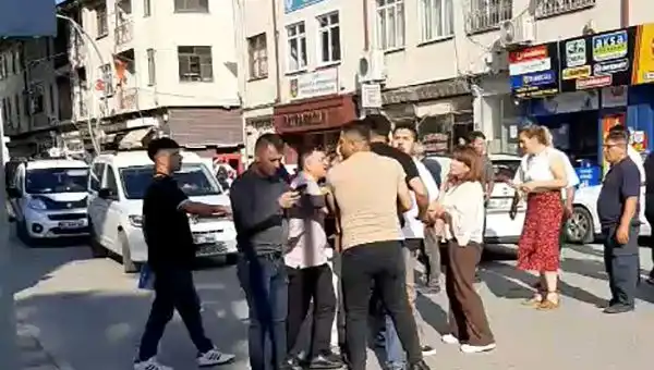 Gazinin Trafikte Darp Edilmesi: O Anlar Güvenlik Kamerasında!