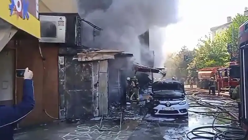 Ümraniye'de Hediyelik Eşya Dükkanında Yangın Korkutan Anlar Yaşattı