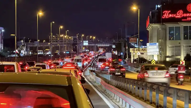 Yenibosna Metrobüs Yaya Üst Geçidinde Heyecan Verici Gelişmeler!