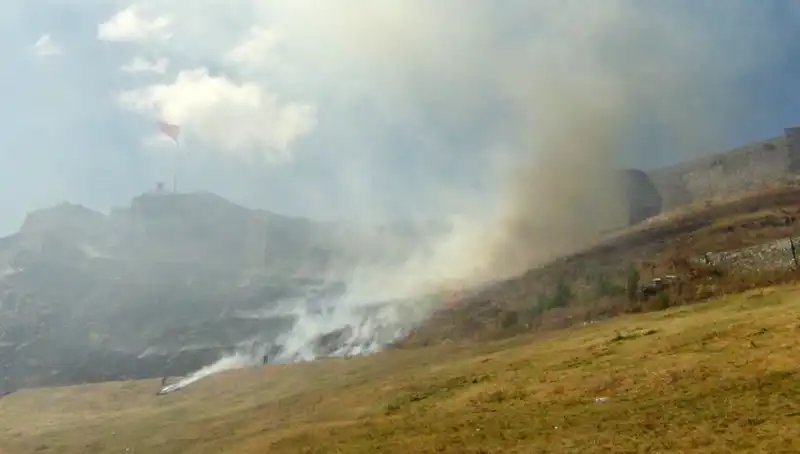 Kars Kalesi Eteklerinde Meydana Gelen Anız Yangını, Yürekleri Ağza Getirdi