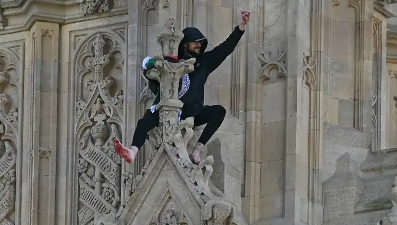 Londra'da Protestonun Adı: Big Ben'e Filistin Bayrağı Tırmanışı