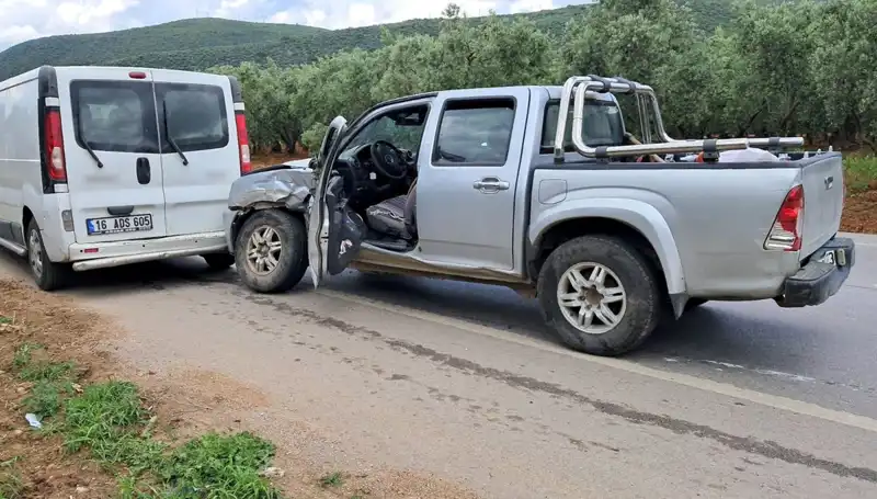 Bursa’da Minibüs ile Kamyonetin Çarpışması: İki Kişi Yaralandı