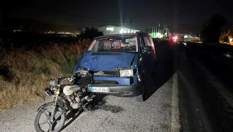 Söke’deki Kaza Korkuttu: Minibüs Motosiklete Çarptı, 3 Kişi Yaralandı