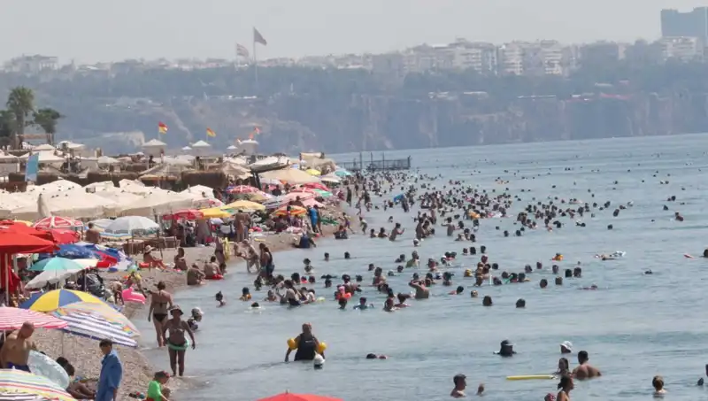 Antalya'da Sıcak Deniz Keyfi: Yüzmek İçin En İyi Zaman