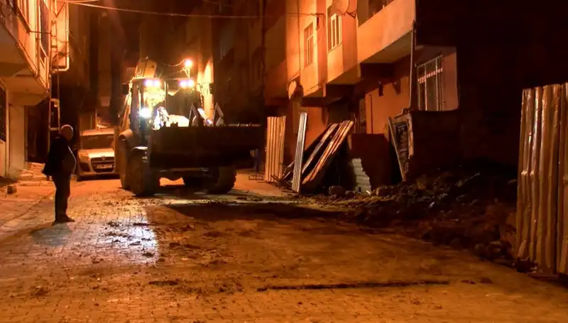 Bağcılar'daki Yana Doğru Eğilen Bina Acil Olarak Boşaltıldı!