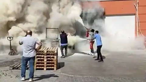 Alışveriş Merkezi Deposunda Yangın: Paniğin Korkunç Anları