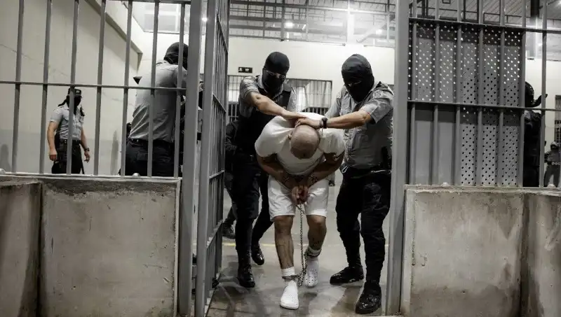 Trump'ın Meydan Okuduğu Cehennemde Göçmenlerin Dramı: El Salvador'daki Gelişmeler