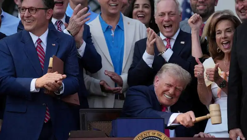 Trump, "Büyük, Güzel Yasa Tasarısı"nı İmzaladı: Ekonomide Yeni Dönem Mi Başlıyor?