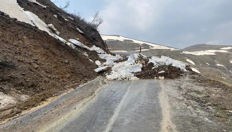 Muş’taki Heyelan Sonrası Kapanan Köy Yolu Nihayet Ulaşıma Açıldı