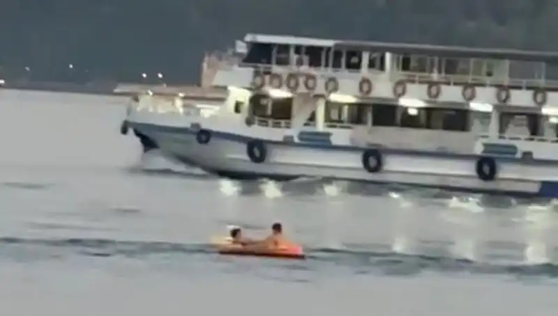 Sarıyer Sahilinde Çocukların Botla Açılması Şok Etti