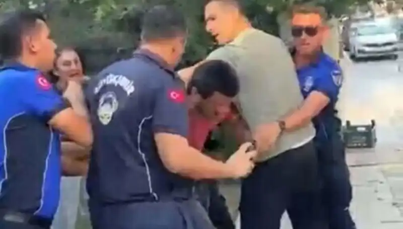 Seyyar Satıcıya Zabıta Tarafından Sokak Ortasında Dayak Olaya Neden Oldu