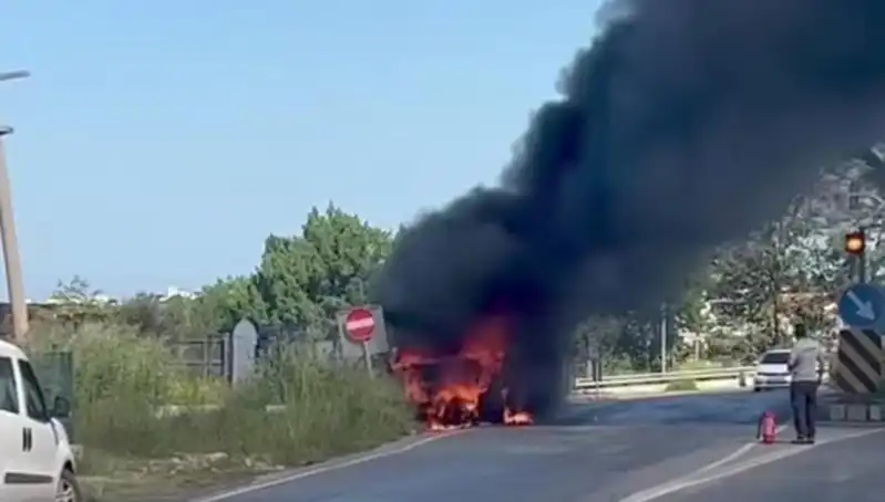 Çarşaf Yüklü Kamyonet Alev Topuna Dönüşünce Sokaklar Korku Dolu Anlara Sahne Oldu