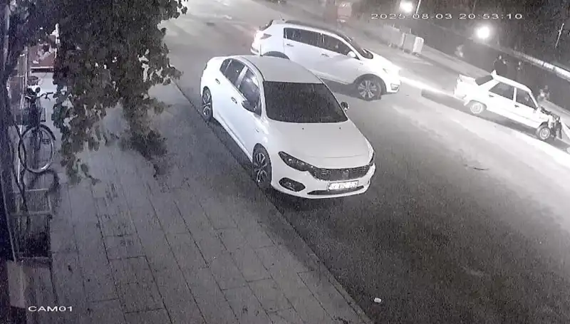 Yayalara Yol Vermek İsteyen Şoförün Dramı: Arkadan Çarpan Araçlar!