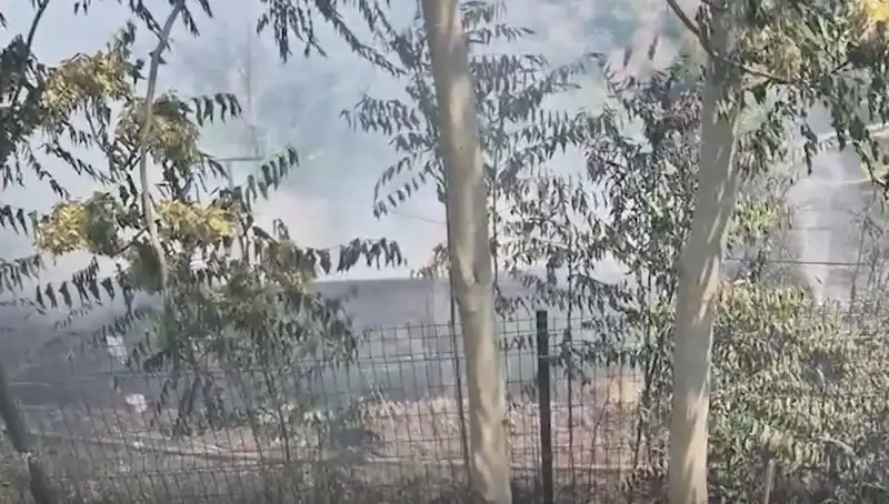 Sultangazi'de Otluk Alanda Yangın: Gecekondu Kül Olma Tehlikesiyle Karşı Karşıya