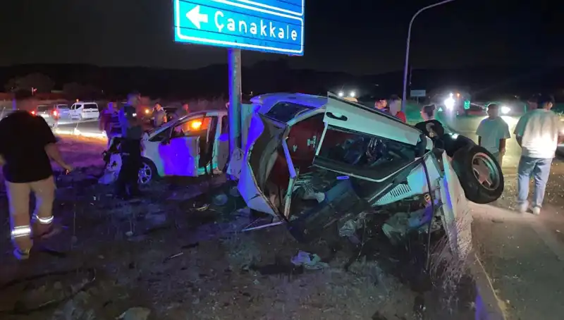 Çanakkale'de Otomobil Kazası Gerçekleştirildi: Yaralılar Hastaneye Sevk Edildi