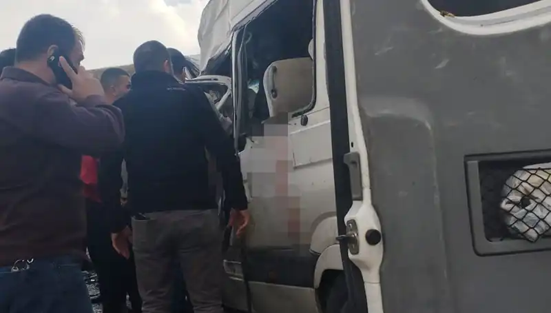 Van'da Minibüs ile Kamyonet Çarpıştı: Korkunç Kazada 6 Can Gitti