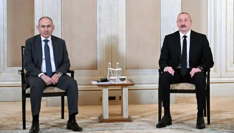 Aliyev ve Paşinyan, Abu Dabi'de Barış Anlaşması için Tarihi Görüşme Gerçekleştirdi