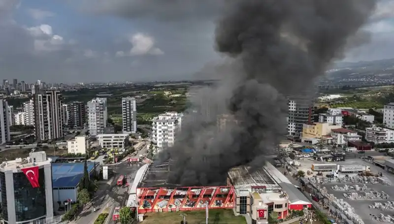 Mersin'de Fabrika Yangını: TOMA ve İtfaiye Ekipleri Seferber Oldu