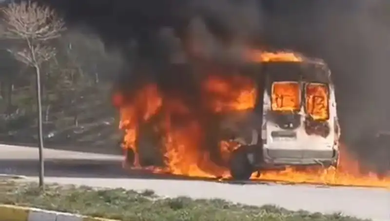 Havalimanı Personel Servisi Alev Alev Yandı: Yaralı Var mı?