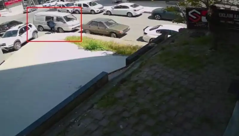 Aracını Çalmak İsteyen Hırsız Suçüstü Yakalandı: O Anlar Kameralara Yansıdı!