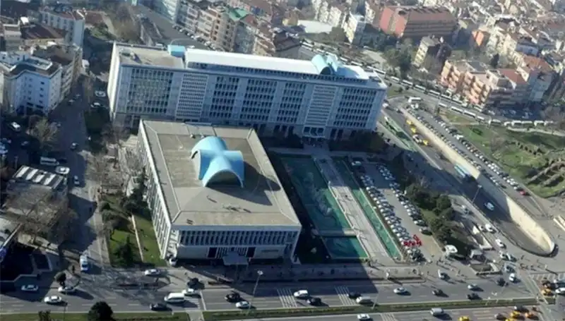 İstanbul Büyükşehir Belediyesi'ne Yolsuzluk Soruşturması: Şüpheliler Adliyeye Sevk Edildi