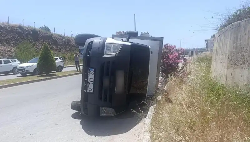 Hafif Ticari Araç Kamyoneti Nasıl Devrildi? İşte O Kaza Detayları