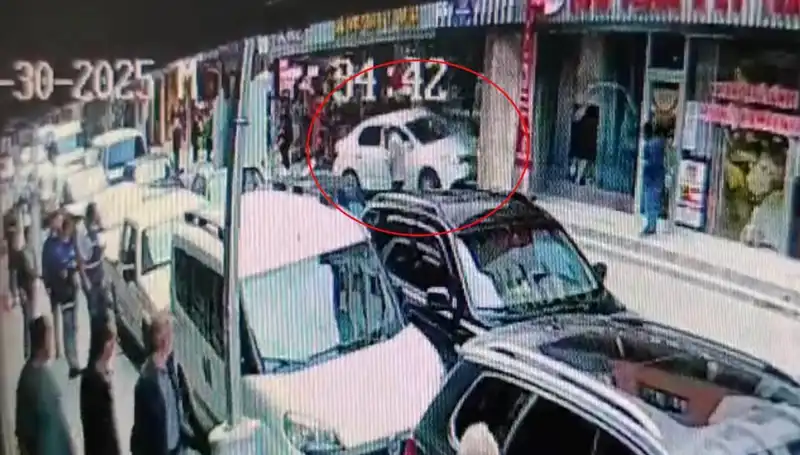 Alkollü Sürücü Mağazaya Dalıp İki Çocuğu Tehlikeden Kurtardı